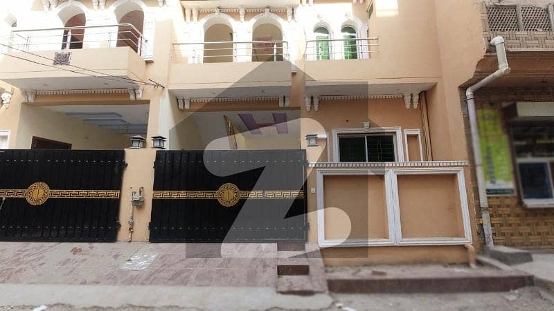 حسن ٹاؤن لاہور میں 3 کمروں کا 5 مرلہ مکان 1.7 کروڑ میں برائے فروخت۔