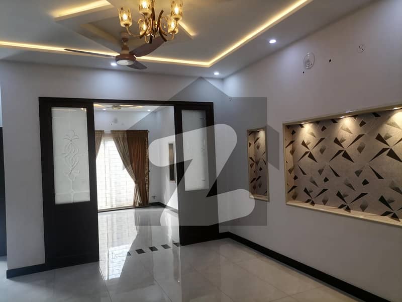 اقبال ایونیو فیز 3 اقبال ایوینیو لاہور میں 6 کمروں کا 1 کنال مکان 6.25 کروڑ میں برائے فروخت۔
