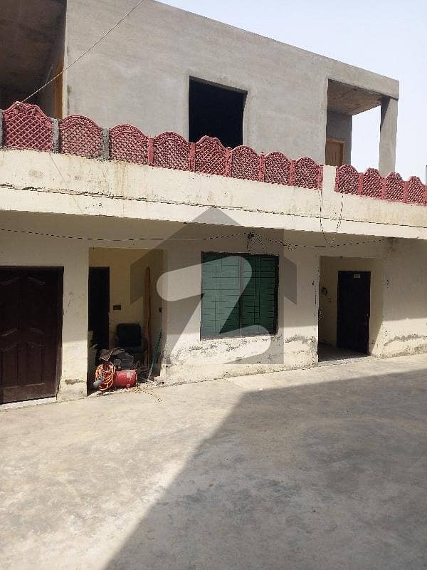 Gulberg 4 kanal old house is available for Sale