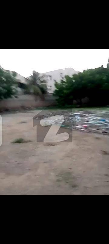 ناظم آباد کراچی میں 5 کمروں کا 2.4 کنال رہائشی پلاٹ 20 کروڑ میں برائے فروخت۔