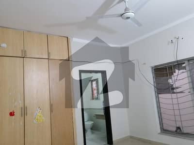 8 marla uppar portion available for rent in Umar block