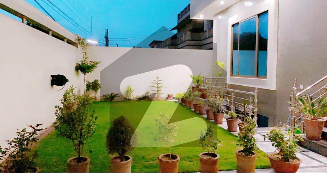 حیات آباد فیز 2 حیات آباد پشاور میں 10 کمروں کا 1 کنال مکان 10 کروڑ میں برائے فروخت۔
