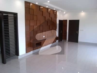 Gulistan e Johar
Block-13
Ramsha Avenue
Penthouse For Sale
Corner
West Open
Road Facing
Brand New
3 bed dd
3 washroom 
2200 Sq. ft
Leased
Lift , Water 24/7 
Stand by generator