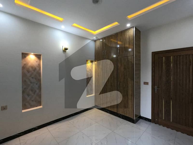 ای ایم ای سوسائٹی ۔ بلاک ڈی ای ایم ای سوسائٹی لاہور میں 3 کمروں کا 5 مرلہ مکان 2.2 کروڑ میں برائے فروخت۔