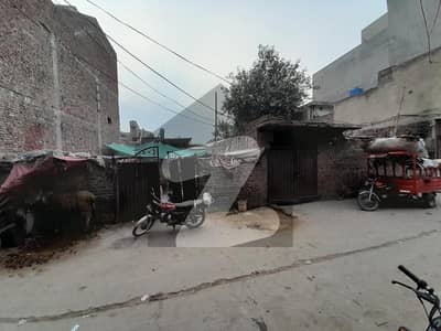 بلال گنج لاہور میں 12 مرلہ کمرشل پلاٹ 3.25 کروڑ میں برائے فروخت۔