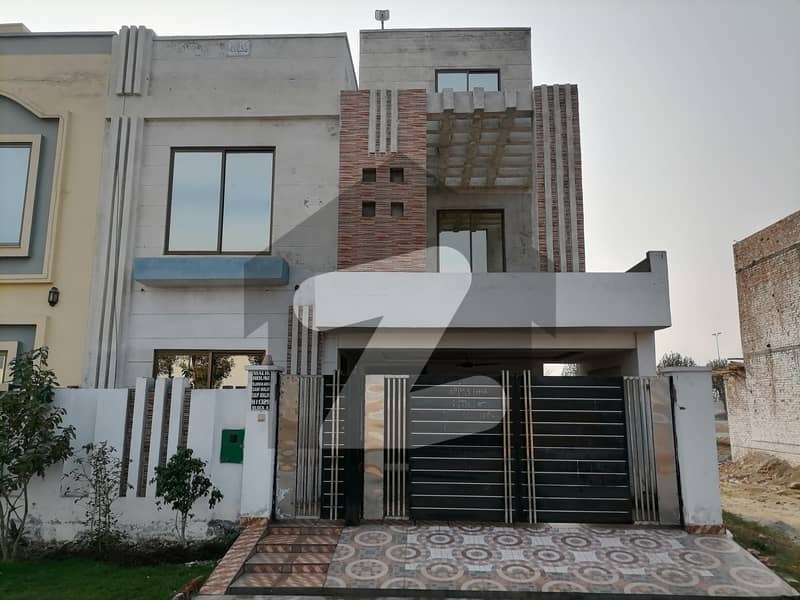 بحریہ ایجوکیشن اینڈ میڈیکل سٹی لاہور میں 3 کمروں کا 8 مرلہ مکان 1.5 کروڑ میں برائے فروخت۔