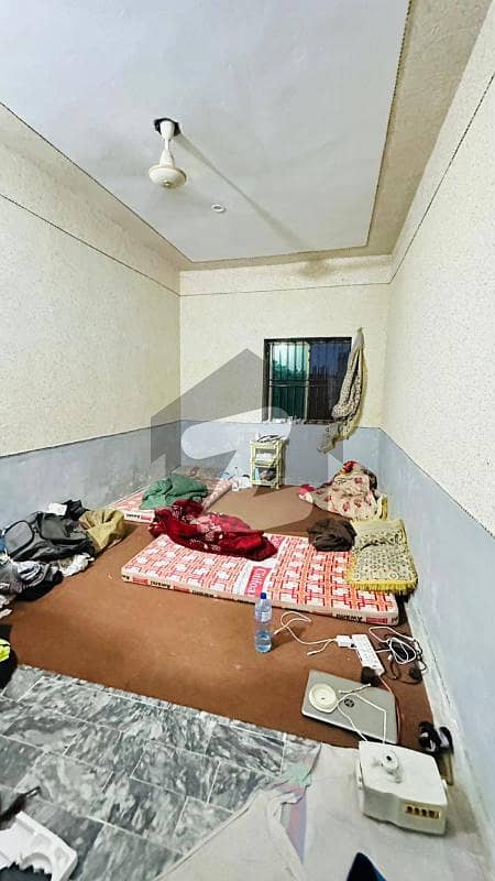 مری روڈ راولپنڈی میں 2 مرلہ کمرہ 18 ہزار میں کرایہ پر دستیاب ہے۔