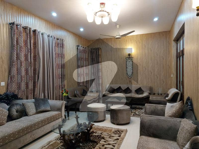 جوہر ٹاؤن لاہور میں 8 کمروں کا 1 کنال مکان 6.5 کروڑ میں برائے فروخت۔
