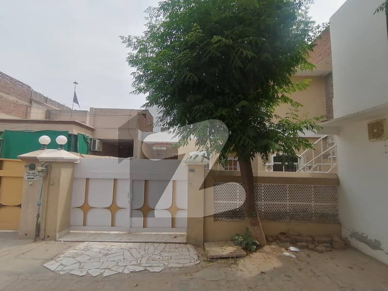 Prime Location 10 Marla House In Central Khan Village For rent