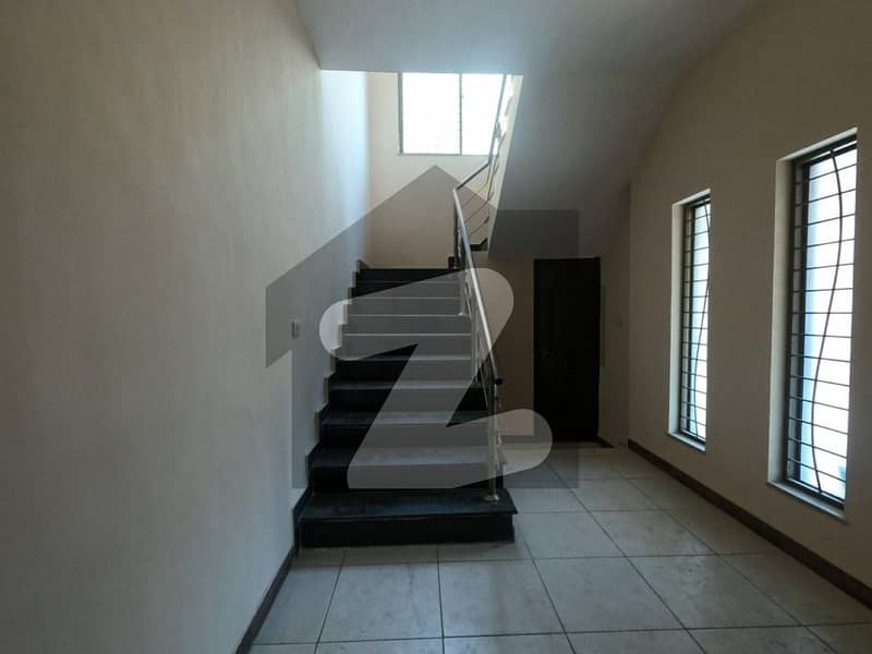 Askari 10 - Sector A House For rent Sized 1 Kanal
