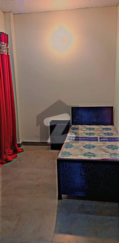 ڈیفینس روڈ لاہور میں 1 کمرے کا 1 مرلہ کمرہ 15 ہزار میں کرایہ پر دستیاب ہے۔