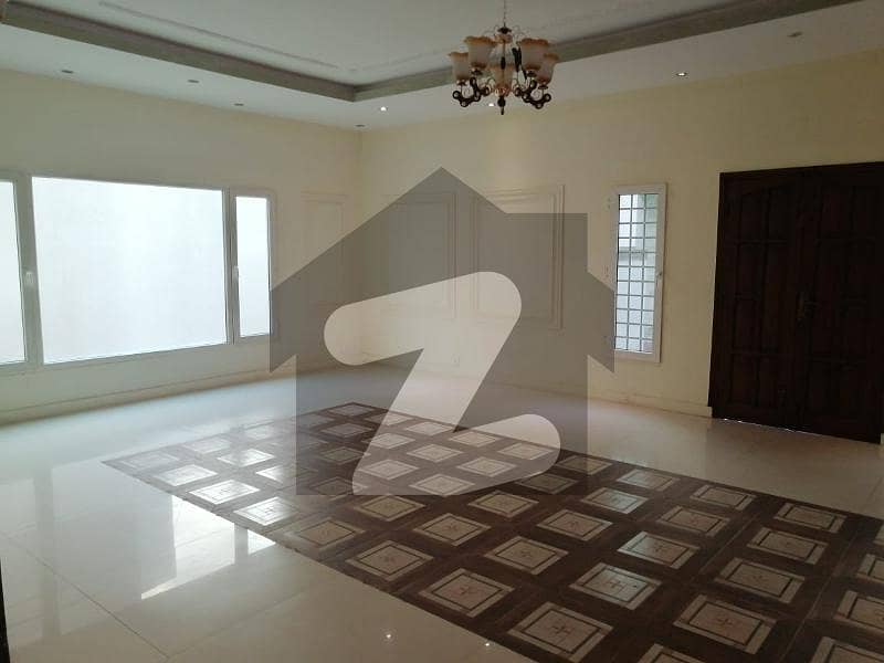 ڈی ایچ اے فیز 4 ڈی ایچ اے کراچی میں 5 کمروں کا 2 کنال مکان 4 لاکھ میں کرایہ پر دستیاب ہے۔