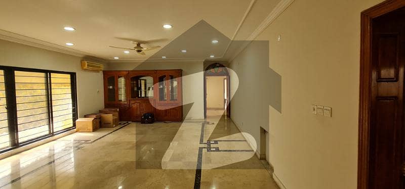 F-11/1: 500 Yards Triple Storey House, 5 Bedrooms, Huge Maintained EXTRA-LAND, Price 30 Crores