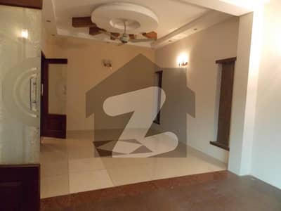 ڈی ایچ اے فیز 5 - بلاک ایل فیز 5 ڈیفنس (ڈی ایچ اے) لاہور میں 4 کمروں کا 10 مرلہ مکان 1.8 لاکھ میں کرایہ پر دستیاب ہے۔