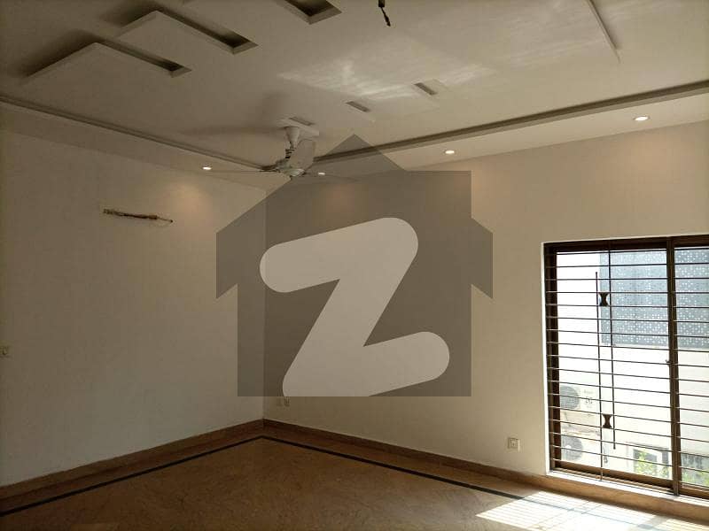 سکھ چین گارڈنز لاہور میں 7 کمروں کا 2 کنال مکان 10.5 کروڑ میں برائے فروخت۔