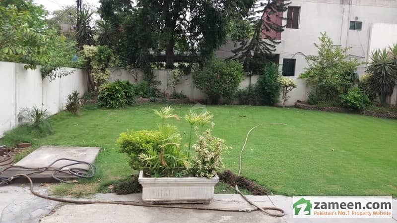 نثار کالونی کینٹ لاہور میں 5 کمروں کا 2.7 کنال مکان 13.5 کروڑ میں برائے فروخت۔