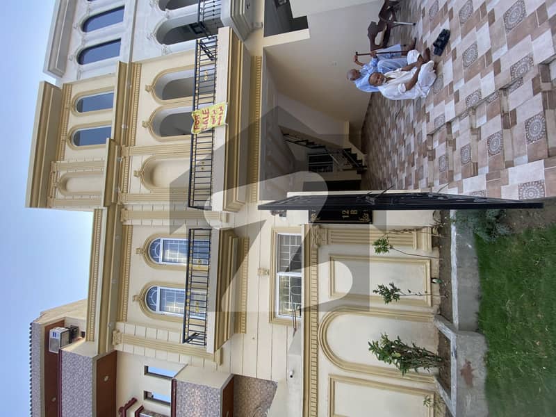 پنجاب یونیورسٹی سوسائٹی فیز 2 پنجاب یونیورسٹی ایمپلائیز سوسائٹی,لاہور میں 5 کمروں کا 7 مرلہ مکان 2.6 کروڑ میں برائے فروخت۔