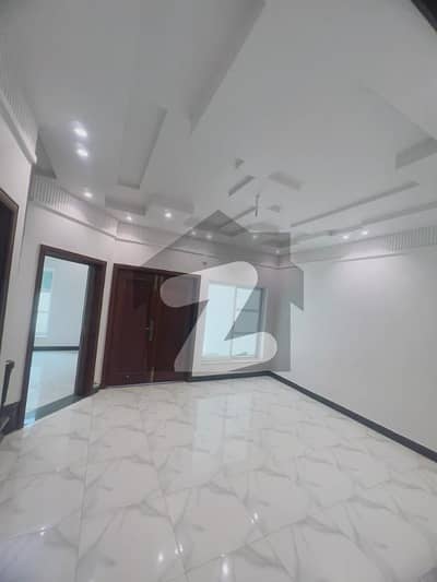 کینال گارڈن فیصل آباد میں 4 کمروں کا 5 مرلہ مکان 2.6 کروڑ میں برائے فروخت۔