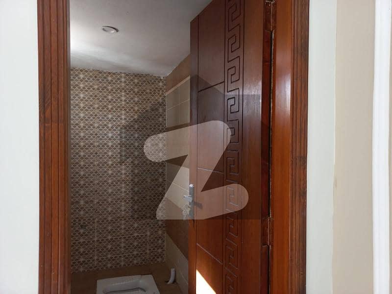 کینٹ ایوینیو ملتان میں 7 کمروں کا 10 مرلہ مکان 2.2 کروڑ میں برائے فروخت۔
