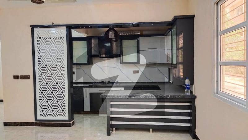طارق روڈ کراچی میں 5 کمروں کا 12 مرلہ مکان 5.5 کروڑ میں برائے فروخت۔