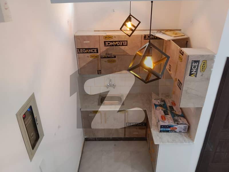 کیولری گراؤنڈ لاہور میں 3 کمروں کا 3 مرلہ مکان 1.7 کروڑ میں برائے فروخت۔
