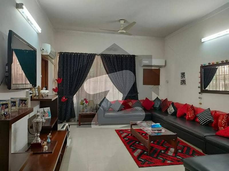 کینٹ لاہور میں 6 کمروں کا 2 کنال مکان 11.99 کروڑ میں برائے فروخت۔