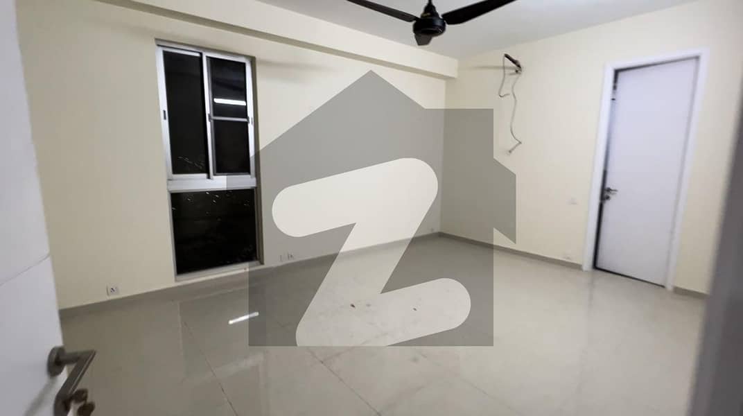 لکی وَن آپارٹمنٹ راشد منہاس روڈ,کراچی میں 3 کمروں کا 11 مرلہ فلیٹ 3.35 کروڑ میں برائے فروخت۔