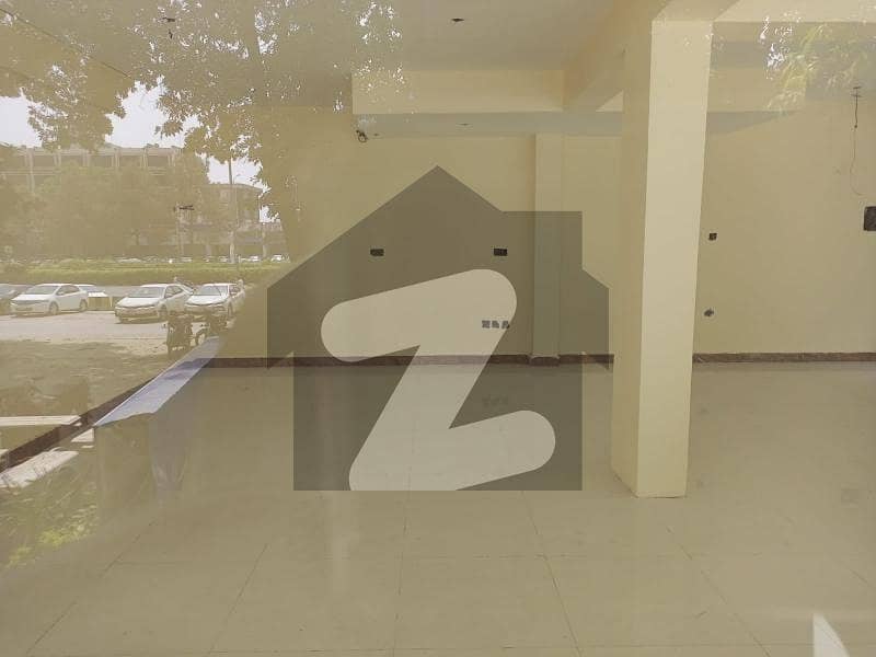 AN EXCELLENT COMMERCIAL SPACE / 4000 SQRFT/ F-7 MARKAZ IS AVAILABLE FOR SALE