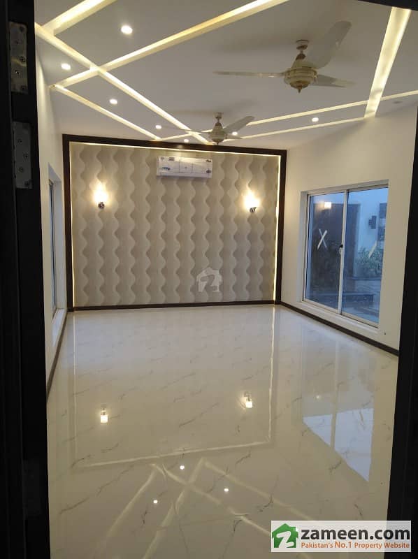 ڈی ایچ اے فیز 7 - بلاک آر فیز 7 ڈیفنس (ڈی ایچ اے) لاہور میں 6 کمروں کا 1 کنال مکان 4.5 کروڑ میں برائے فروخت۔