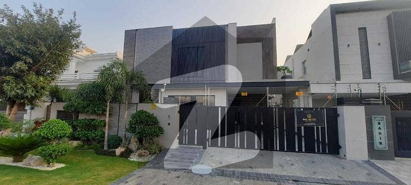 Facing Park 25 Marla Luxury Upper Portion with 4Berooms Available for Rent in DHA Phase 5