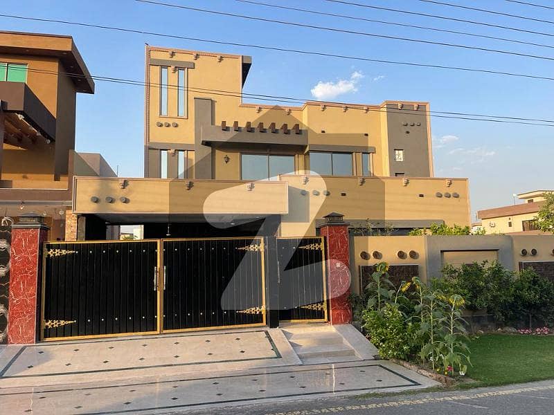 1-kanal Beautiful House For Sale Hot & Prime Location
