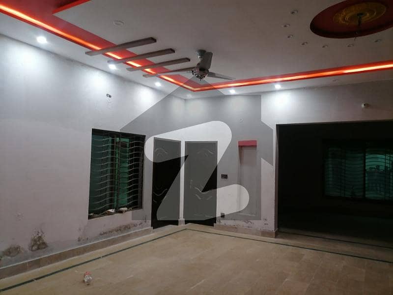 سلطان ٹاؤن لاہور میں 3 کمروں کا 1 کنال مکان 1.1 لاکھ میں کرایہ پر دستیاب ہے۔