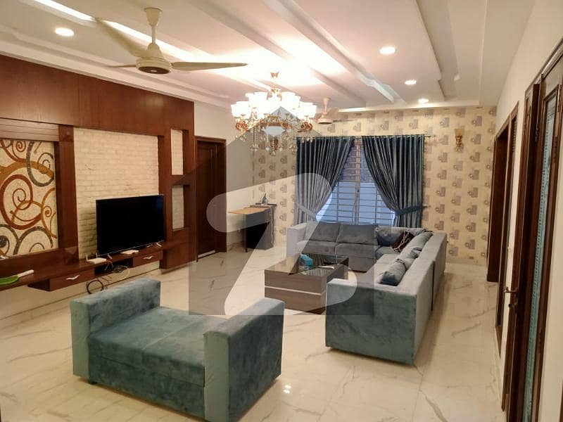 ڈی ایچ اے فیز 7 - بلاک ڈبلیو فیز 7 ڈیفنس (ڈی ایچ اے) لاہور میں 4 کمروں کا 1 کنال مکان 5.25 کروڑ میں برائے فروخت۔