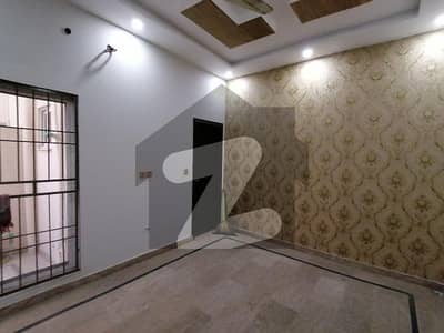 علامہ اقبال روڈ سیالکوٹ میں 4 کمروں کا 9 مرلہ مکان 6.5 کروڑ میں برائے فروخت۔