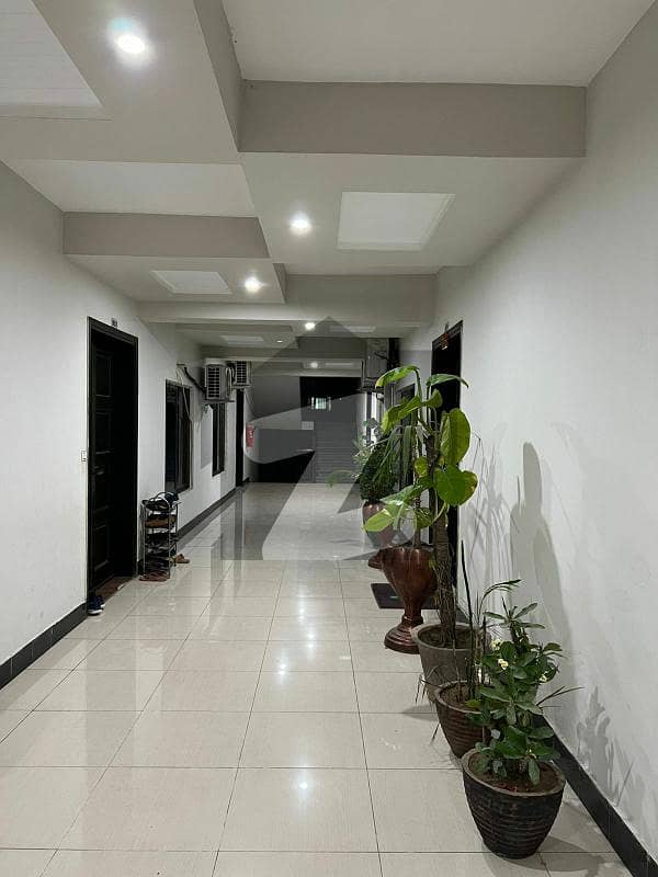 سلک ایگزیکٹو اپارٹمنٹ یونیورسٹی روڈ پشاور میں 5 کمروں کا 7 مرلہ فلیٹ 1.8 کروڑ میں برائے فروخت۔