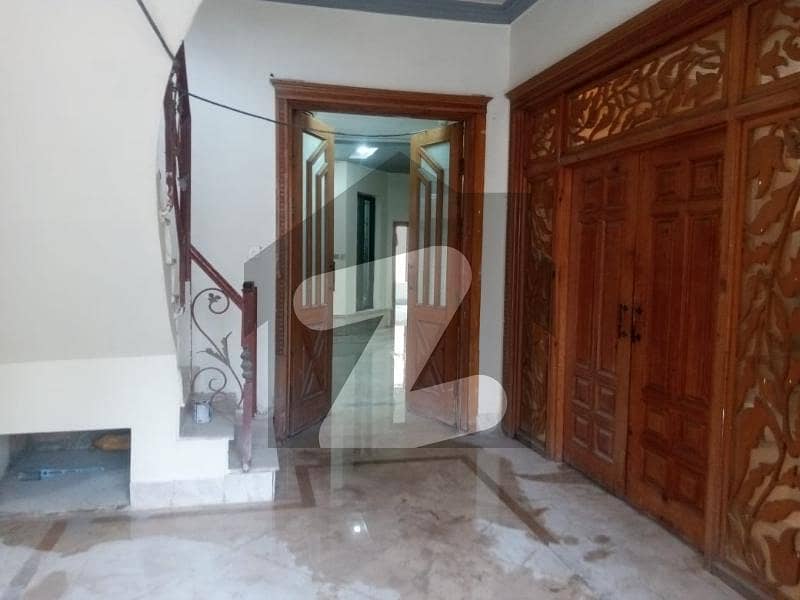 خیابانِ کالونی فیصل آباد میں 3 کمروں کا 9 مرلہ بالائی پورشن 33 ہزار میں کرایہ پر دستیاب ہے۔