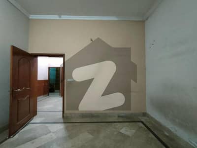پی اے ایف آفیسرز کالونی کینٹ لاہور میں 2 کمروں کا 6 مرلہ مکان 1.95 کروڑ میں برائے فروخت۔