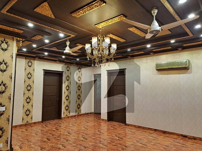 ڈی ایچ اے فیز 7 - بلاک ڈبلیو فیز 7,ڈیفنس (ڈی ایچ اے),لاہور میں 5 کمروں کا 1 کنال مکان 8.2 کروڑ میں برائے فروخت۔