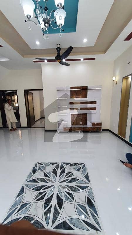 گرینڈ ایوینیوز ہاؤسنگ سکیم لاہور میں 3 کمروں کا 10 مرلہ بالائی پورشن 35 ہزار میں کرایہ پر دستیاب ہے۔