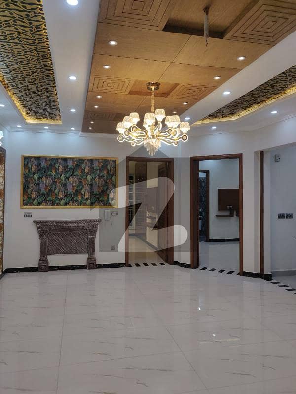 ایل ڈی اے ایوینیو لاہور میں 6 کمروں کا 10 مرلہ مکان 3.49 کروڑ میں برائے فروخت۔