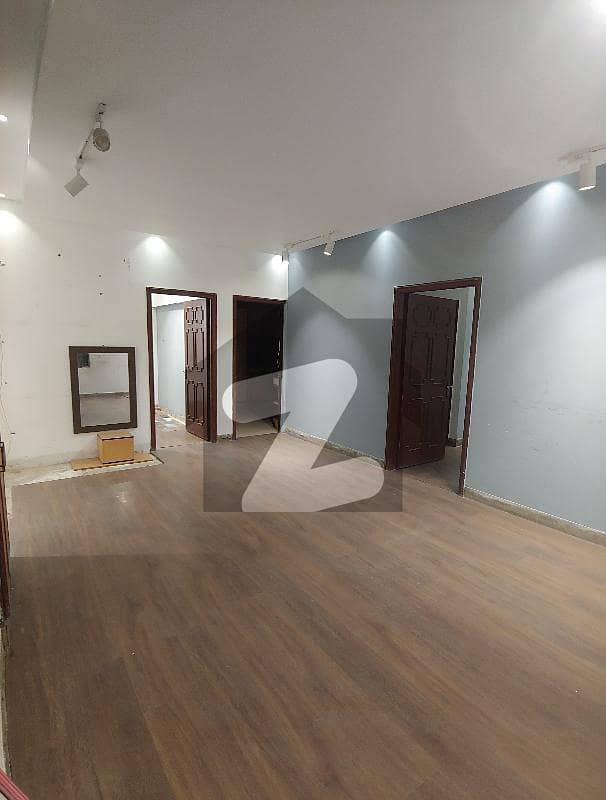 گلبرگ لاہور میں 3 کمروں کا 10 مرلہ مکان 1.8 لاکھ میں کرایہ پر دستیاب ہے۔