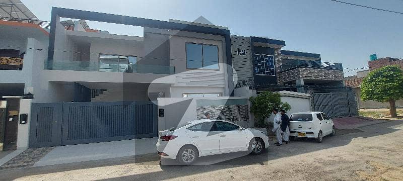 کینال گارڈن کینال روڈ رحیم یار خان میں 4 کمروں کا 9 مرلہ مکان 1.9 کروڑ میں برائے فروخت۔
