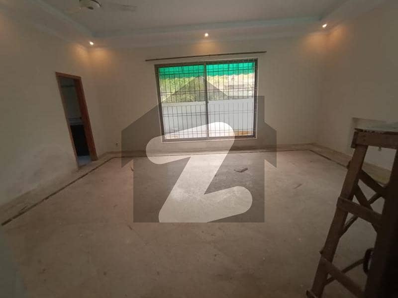 10 Marla Lower Portion With Upper Locked Available For Rent in DHA Phase 4 Block EE