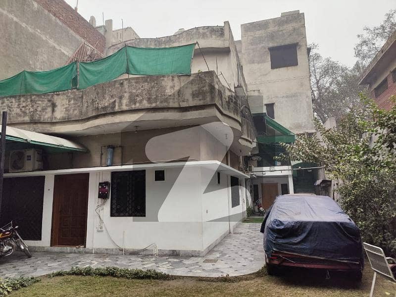 داتا گنج بخش ٹاؤن لاہور میں 5 کمروں کا 1 کنال مکان 9.5 کروڑ میں برائے فروخت۔