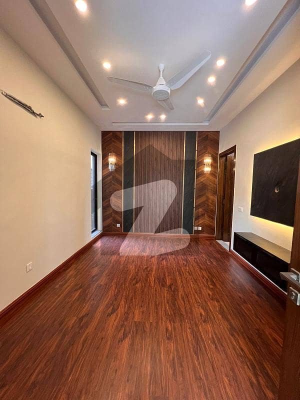 ڈی ایچ اے فیز 4 ڈیفنس (ڈی ایچ اے) لاہور میں 5 کمروں کا 13 مرلہ مکان 7.5 کروڑ میں برائے فروخت۔