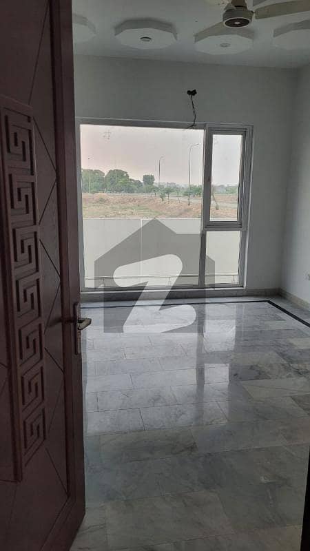 ڈی ایچ اے فیز 8 - بلاک ایس فیز 8 ڈیفنس (ڈی ایچ اے) لاہور میں 5 کمروں کا 1 کنال مکان 2.8 لاکھ میں کرایہ پر دستیاب ہے۔