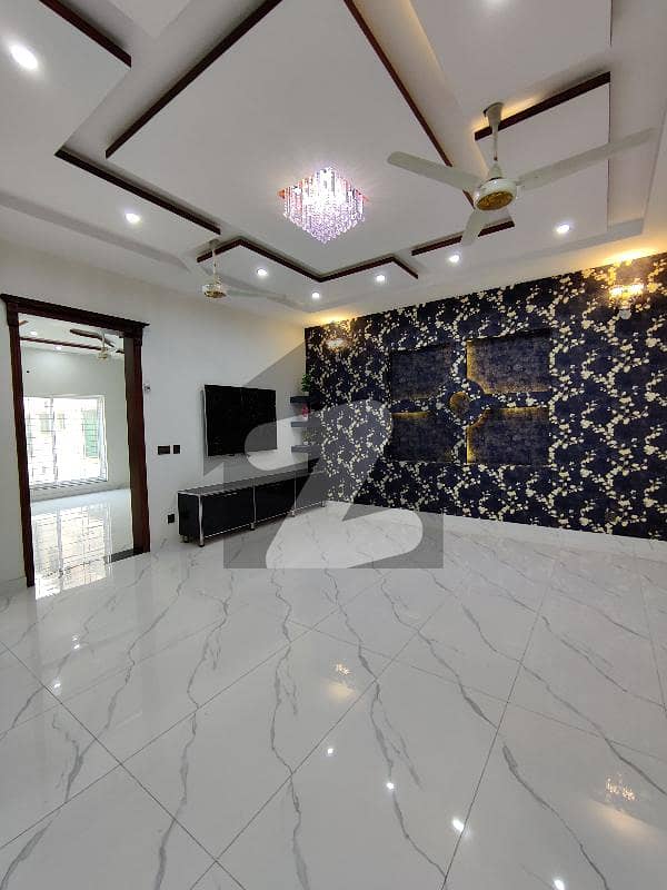 بحریہ آرچرڈ لاہور میں 5 کمروں کا 10 مرلہ مکان 3.5 کروڑ میں برائے فروخت۔