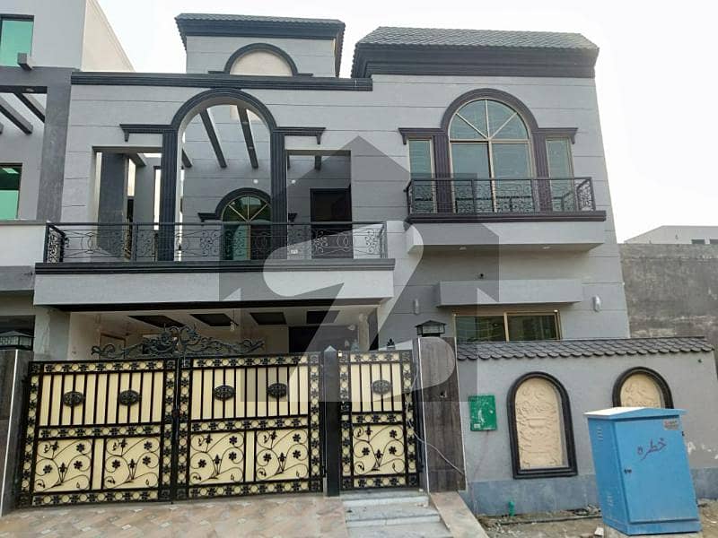 بحریہ نشیمن لاہور میں 5 کمروں کا 8 مرلہ مکان 2.1 کروڑ میں برائے فروخت۔ بحریہ نشیمن لاہور میں 5 کمروں کا 8 مرلہ مکان 2.1 کروڑ میں برائے فروخت۔