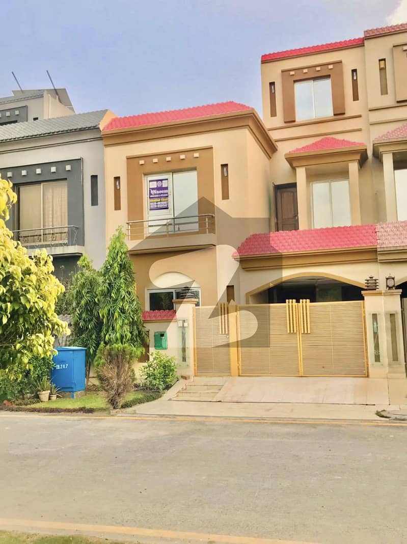 Bahria nasheman 5 mara facing park hot location house gas available