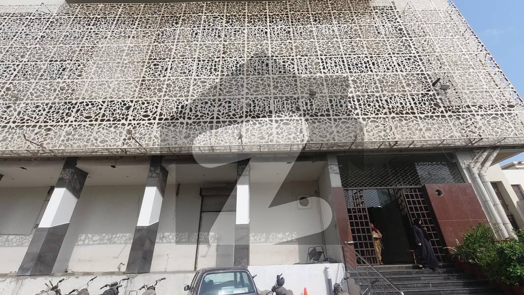 Prime Location 4400 Square Feet Flat For sale In Shaheed Millat Road